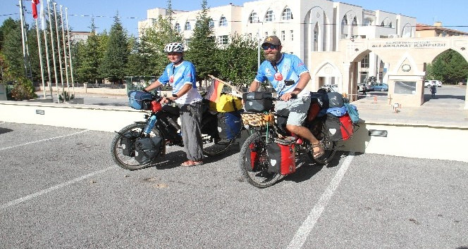 Bisikletleriyle tura çıkan Alman çift Konya’da mola verdi
