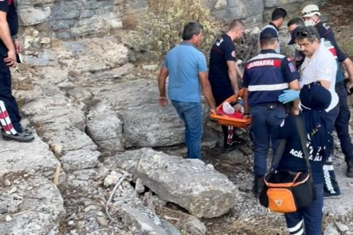 Gelin-damat fotoğrafı çekerken 30 metreden düştü