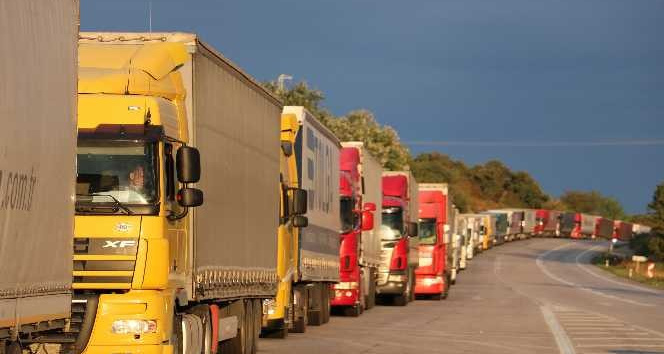 Hamzabeyli Sınır Kapısı’nda 25 kilometrelik tır kuyruğu oluştu