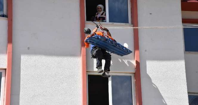 Genç Devlet Hastanesinde gerçeği aratmayan tatbikat