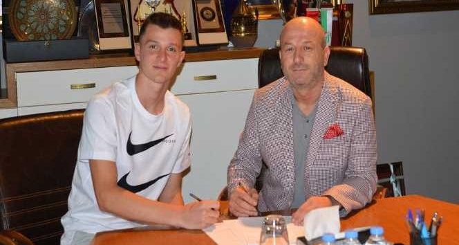 Bursaspor’un genç oyuncusu Eren Tunalı, profesyonel sözleşmeye imza attı