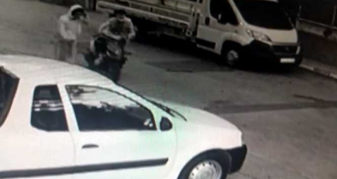 Çaldıkları motosikleti yolcu otobüsü ile kaçırdılar