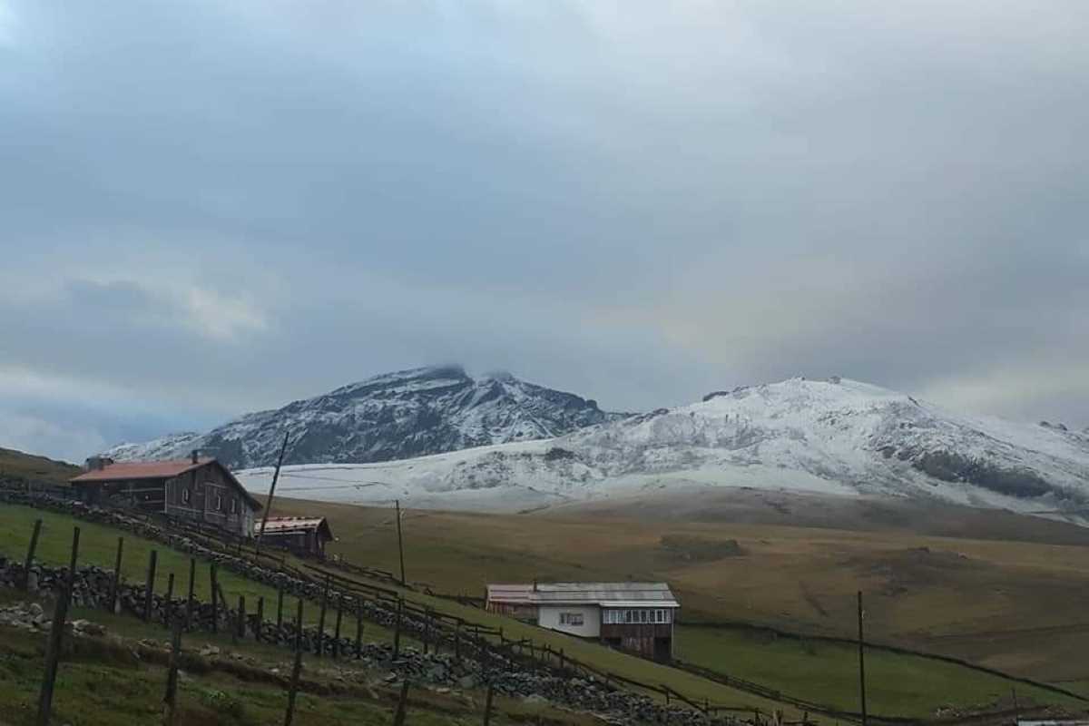 Doğu Karadeniz’in yüksek kesimlerine kar yağdı