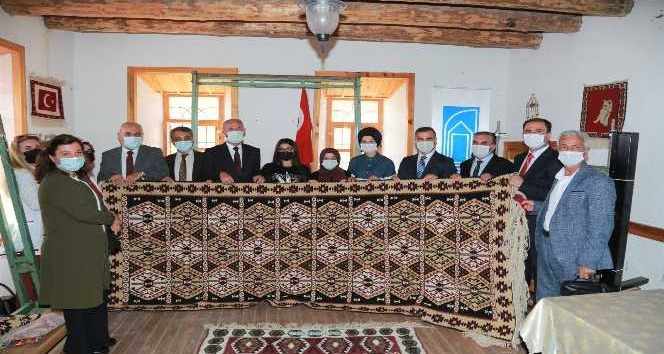 Tuşba Belediyesinin kilim-halı atölyesi kursiyerleri sertifikalarını aldı