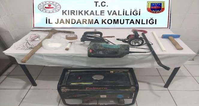 Mezarlıkta define arayan iki şüpheli suçüstü yakalandı