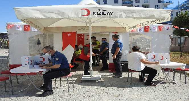 Anonsu duyan polisler kan bağışı için çadıra koştu