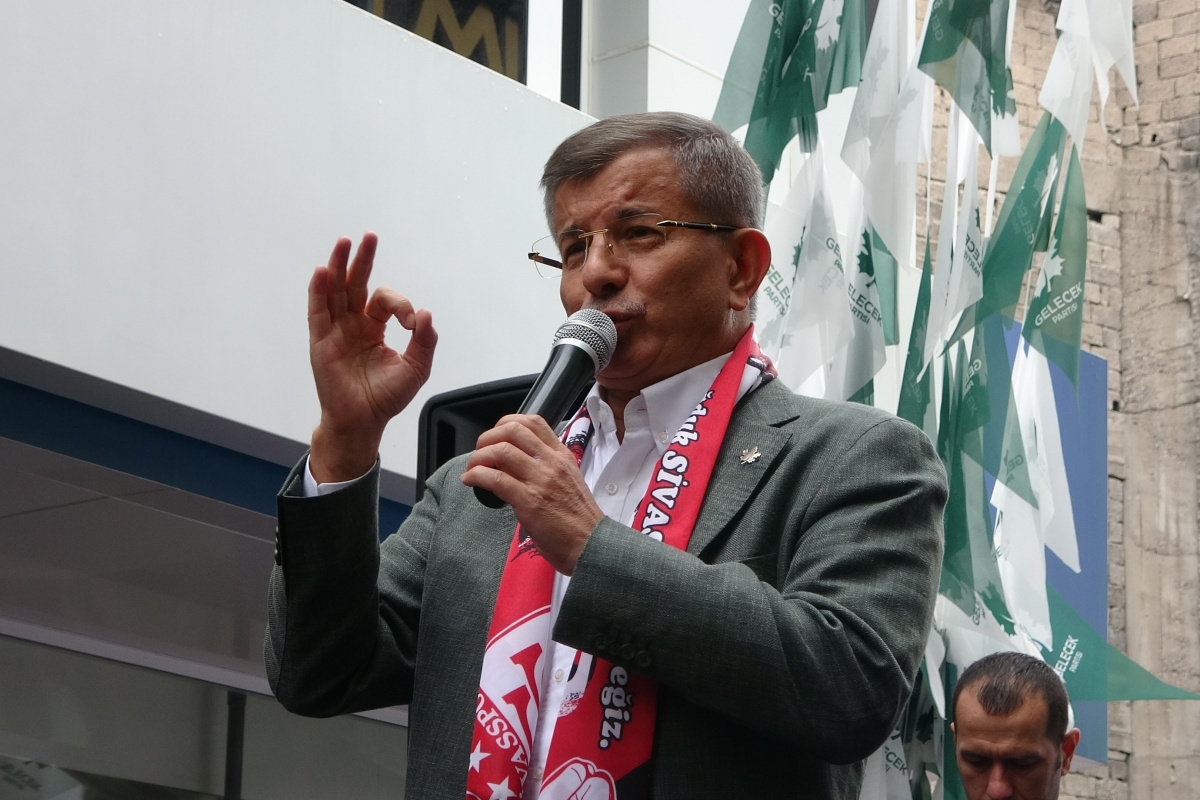 Davutoğlu'nun Sivas ziyaretinde arbede