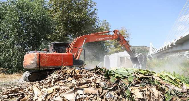 Dimçayı yolu üzerinde bulunan kaçak yapılar yıkıldı