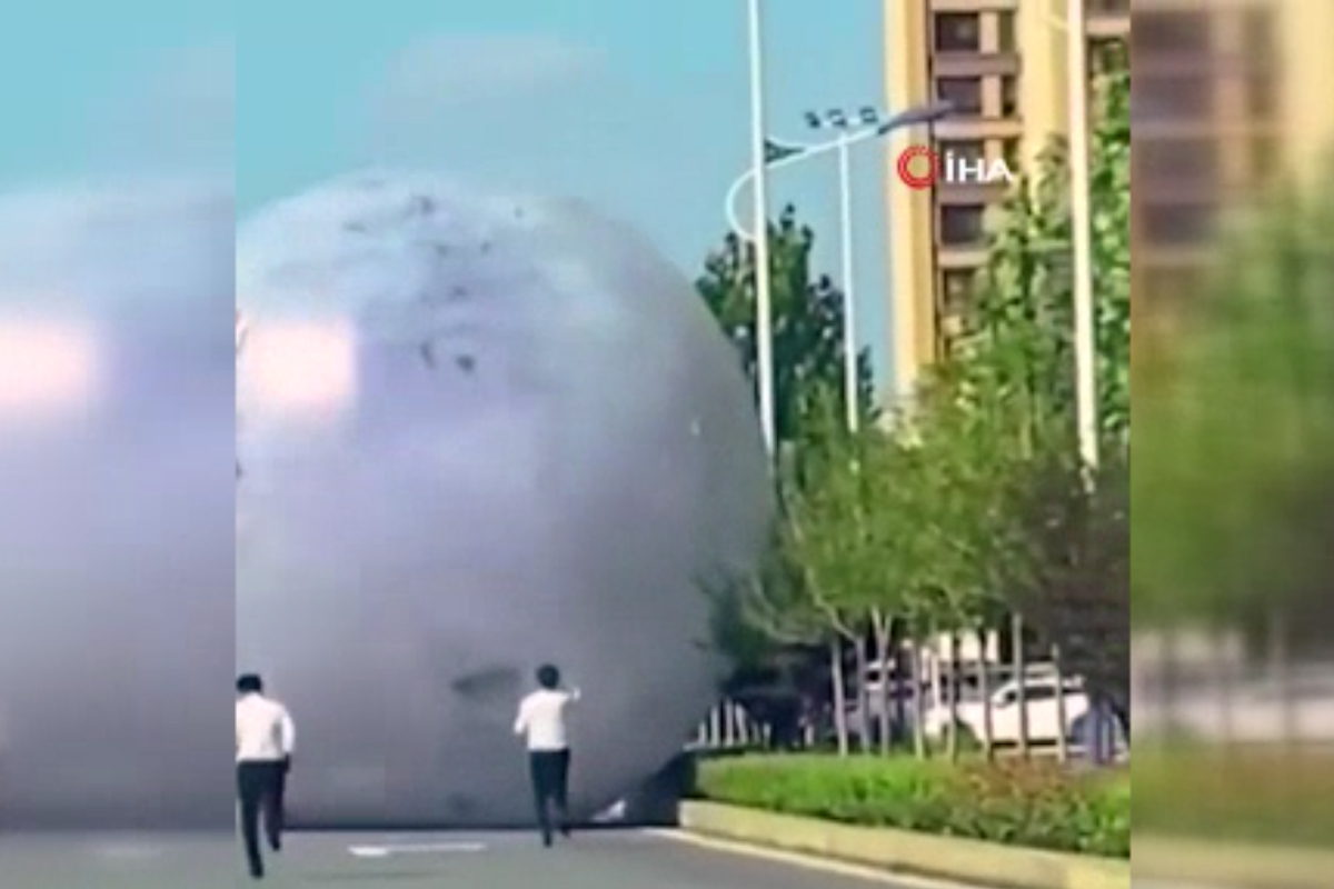 Çin&#039;de kontrolden çıkan dev ay balonu otoyola girdi