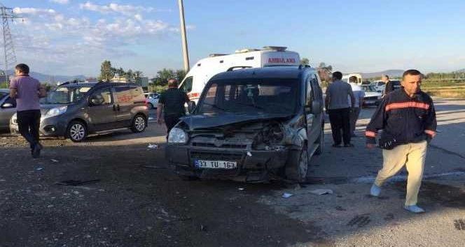 Osmaniye’de otomobil ile hafif ticari araç kafa kafaya çarpıştı: 4 yaralı
