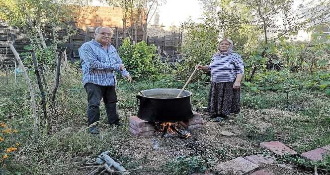 Belediye Başkanı eşiyle birlikte aşkla pekmez kaynattı
