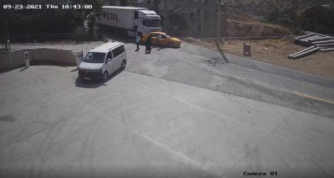 Şırnak’ta tır ve taksinin çarpışma anı kamerada
