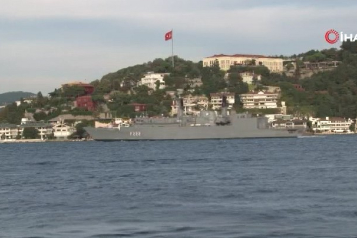 Romanya savaş gemisi İstanbul Boğazı&#039;ndan geçti