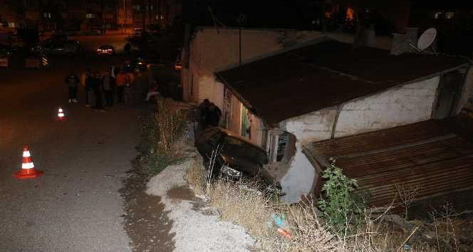 Sivas’ta araç evin bahçesine uçtu: 3 yaralı