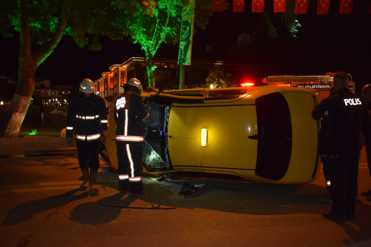 Malatya&#039;da ticari araç yan yattı, sürücü araçta sıkıştı
