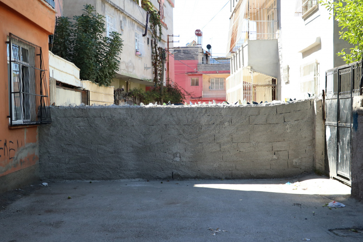 Tapulu arazim diyerek sokağı duvar örerek kapattı