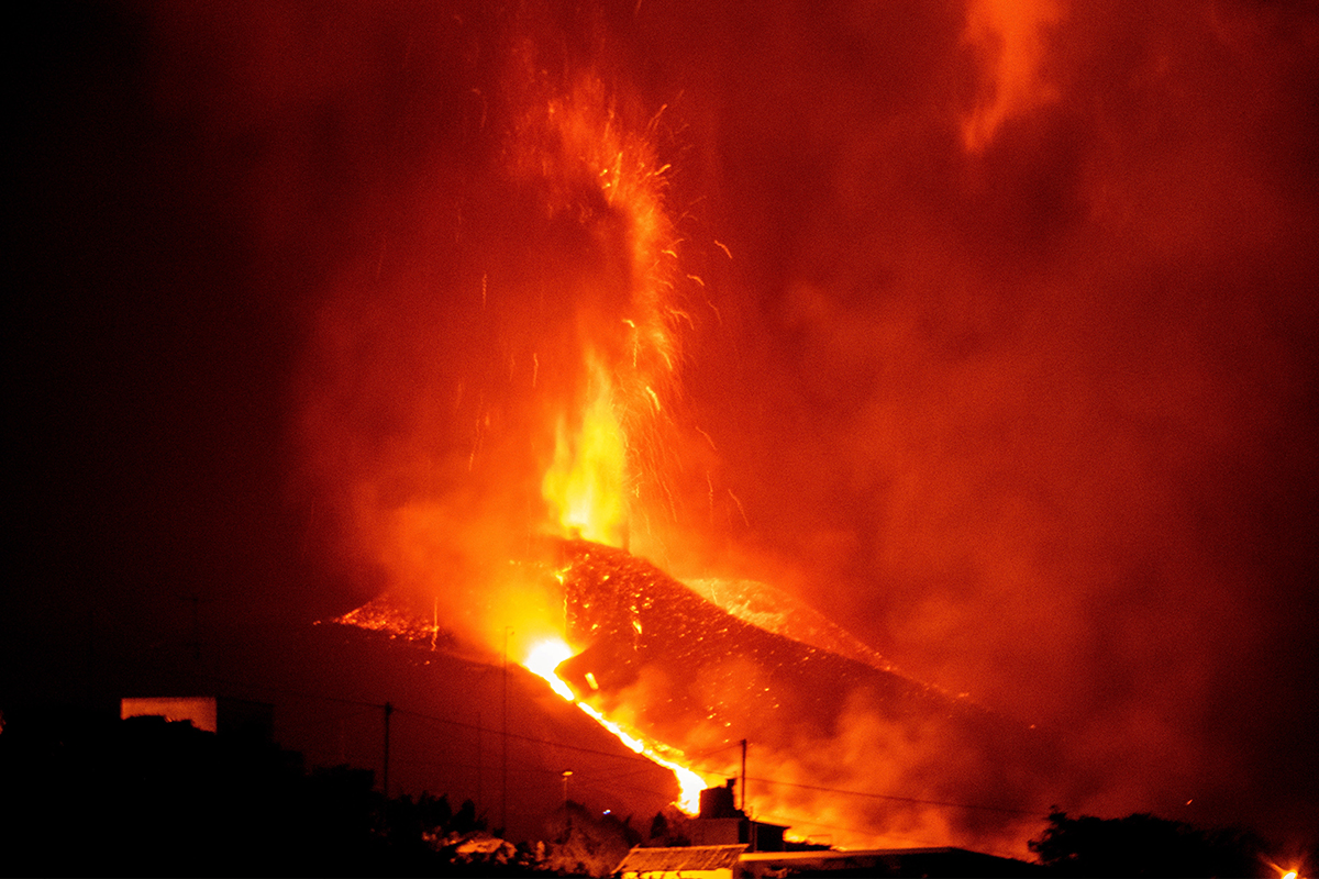 İspanya&#039;daki yanardağda şiddetini arttıran patlamalar lav çıkışını yoğunlaştırdı