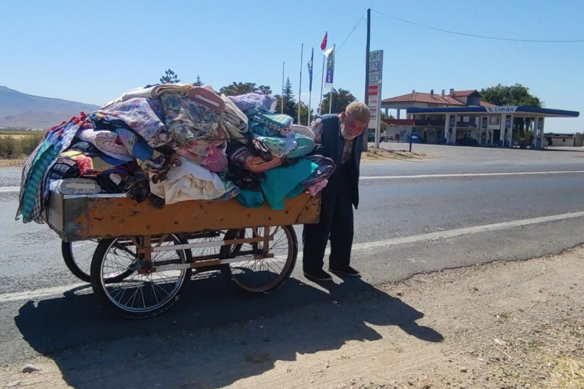88 yaşındaki çerçici ekmek parası için kilometrelerce yol gidiyor