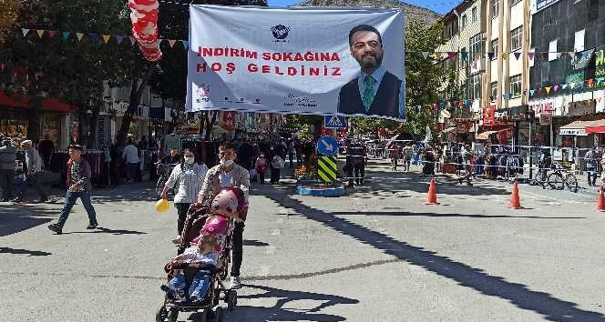 Caddeyi açık hava alışveriş merkezine dönüştürdüler