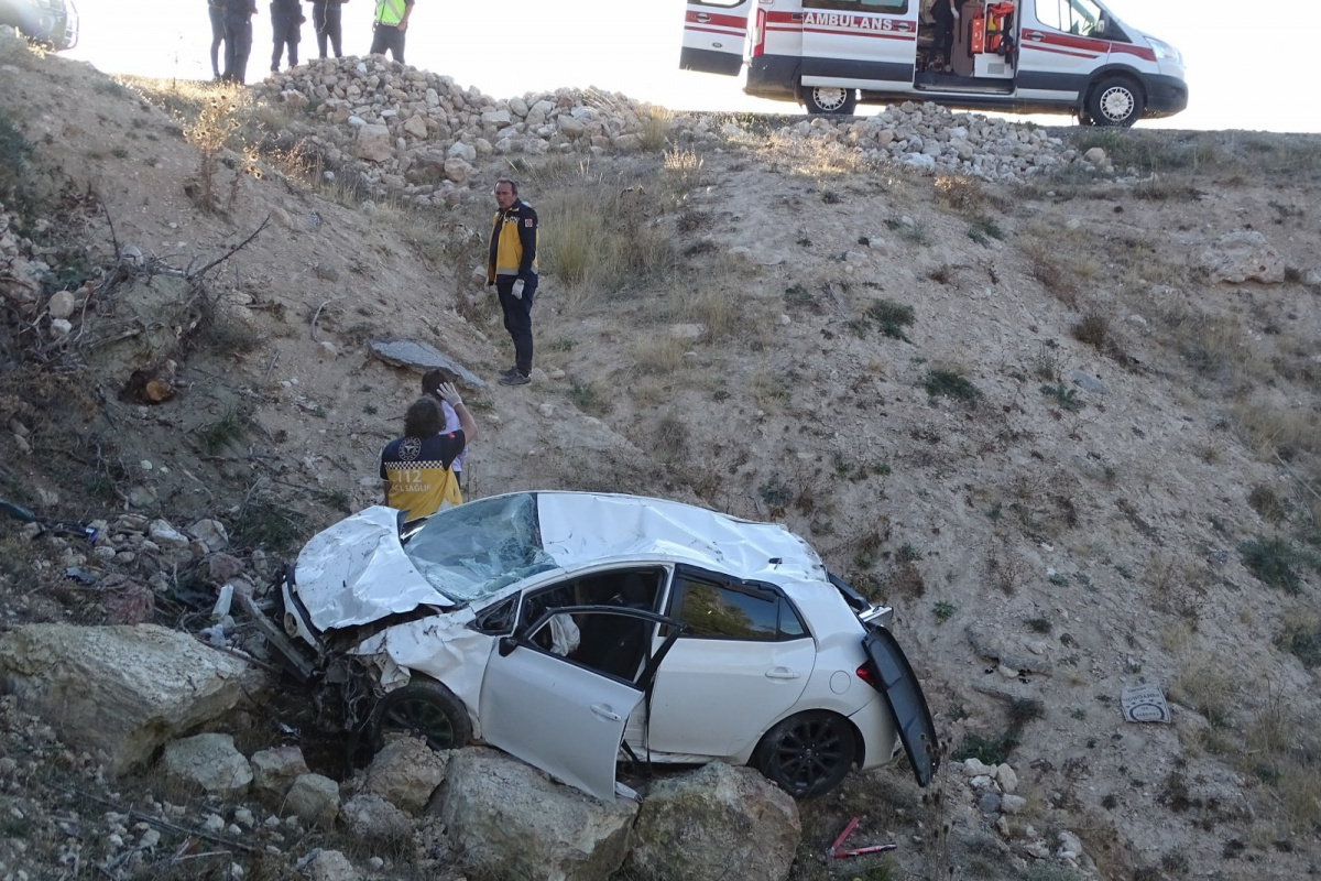 Hisarcık&#039;ta otomobil uçuruma yuvarlandı: 1 ölü, 1 yaralı