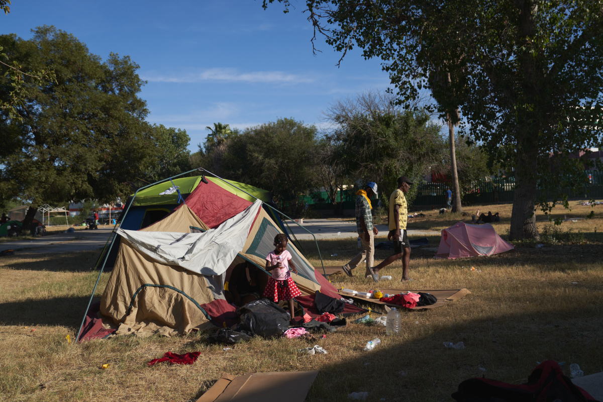 ABD-Texas sınırında yaklaşık 15 bin göçmenin kaçak yaşadığı kamp boşaltıldı