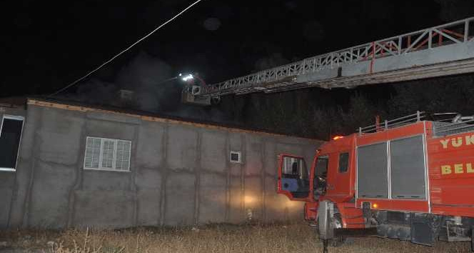 Yüksekova’da çatı yangını korkuttu, mahalleli seferber oldu