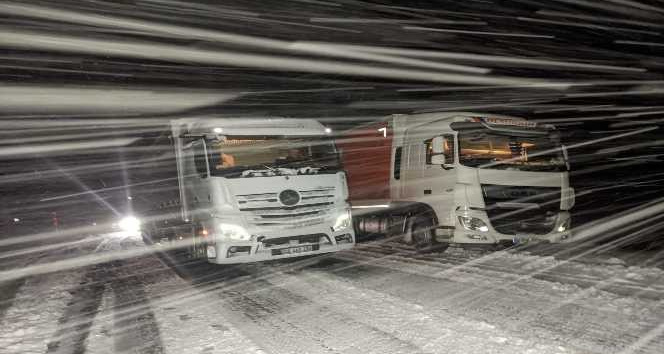 Kar ve tipi nedeniyle yol kapandı, sürücüler yolda mahsur kaldı
