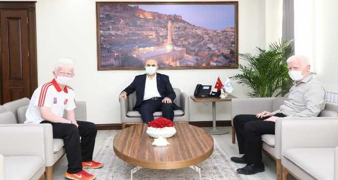 Görme engelli atlet Yusuf, sevincini Mardin Valisi Demirtaş ile paylaştı
