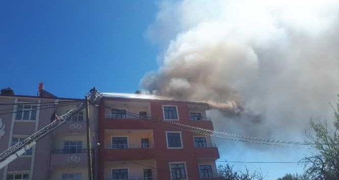 Tuzluca’da çatı yangını paniğe neden oldu