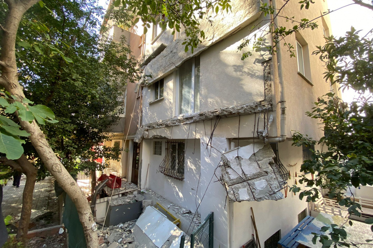 Kadıköy&#039;de 25 yıllık binanın balkonları çöktü, mahalleli sokağa döküldü