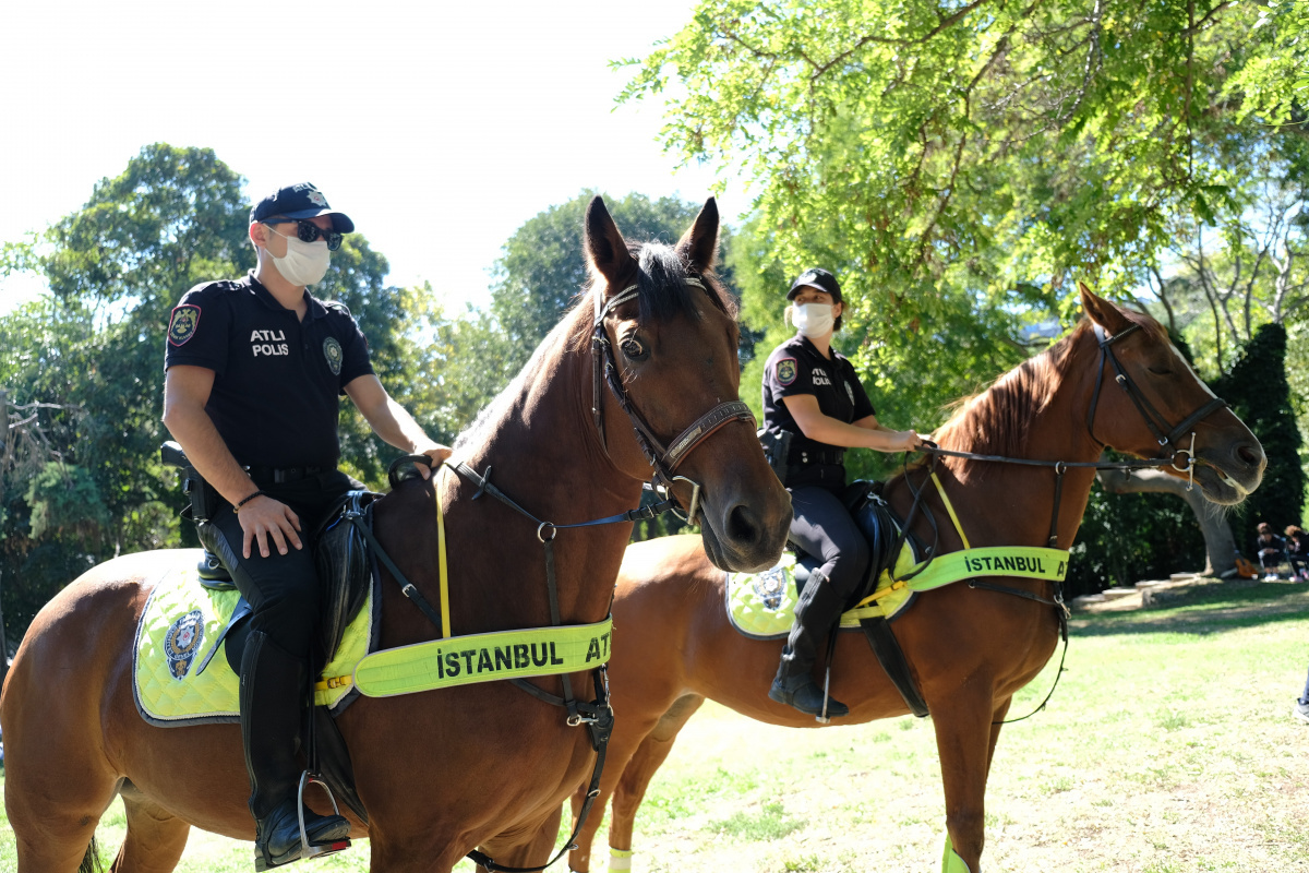 Atlı polislerden Maçka Parkı'nda korona virüs denetimi