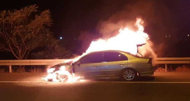 Patlayarak alev alev yanan otomobil adeta küle döndü