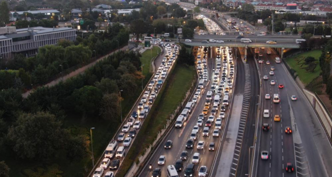İstanbulda haftanın ilk iş gününde trafik yoğunluğu erken başladı