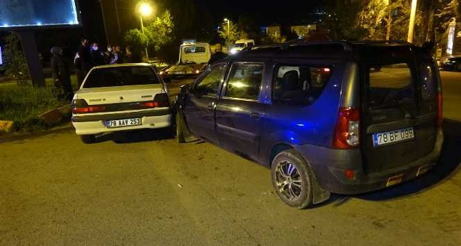Karabük’te iki otomobil çarpıştı: 2 yaralı
