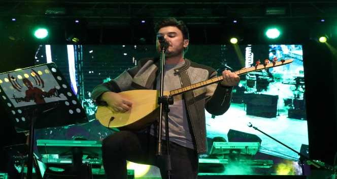 Ünlü sanatçı Mustafa Ceceli Diyarbakır’da sevenleri ile buluştu