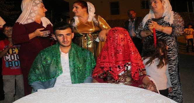 Uzun araç kuyrukları yerine gelin bindirildiği at ile damat evine götürüldü