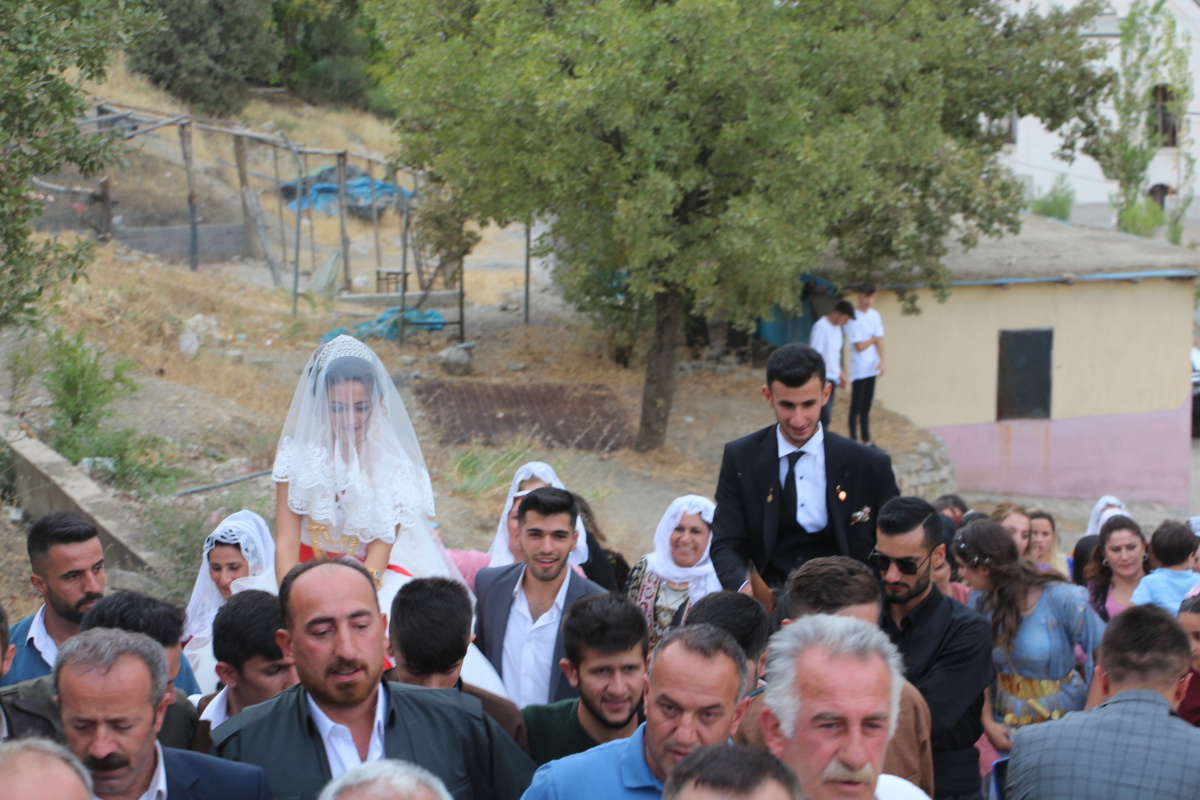 Uzun araç kuyrukları yerine gelin bindirildiği at ile damat evine götürüldü