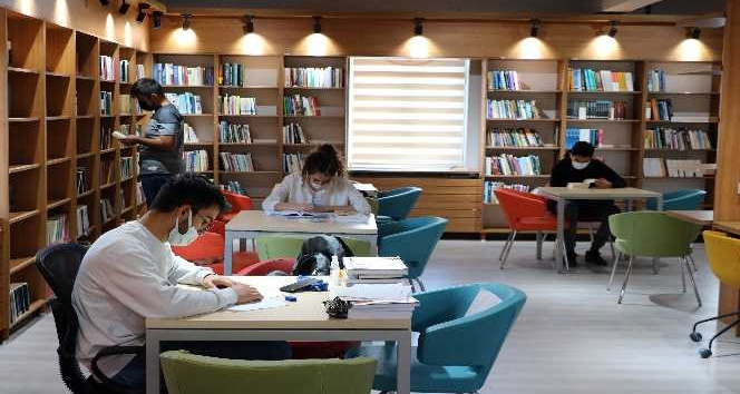 Çekerek Halk Kütüphanesi öğrencilerin cazibe merkezi oldu