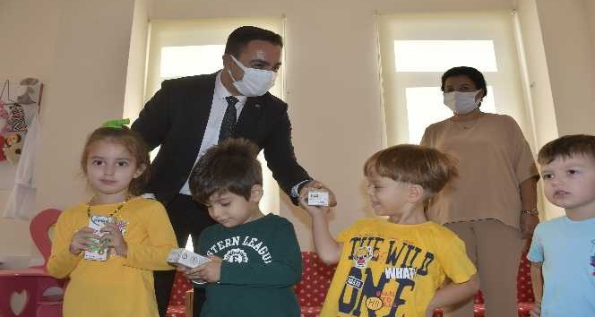 Başkan Erdoğan’dan miniklere süt ikramı