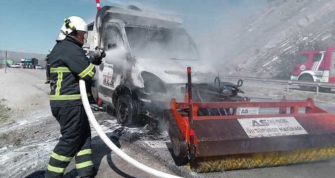 Kırıkkale’de seyir halindeki kamyonet yandı