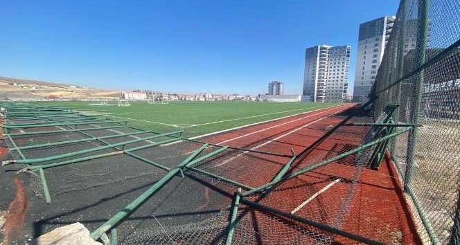 Pursaklar’da spor sahaları yenileniyor