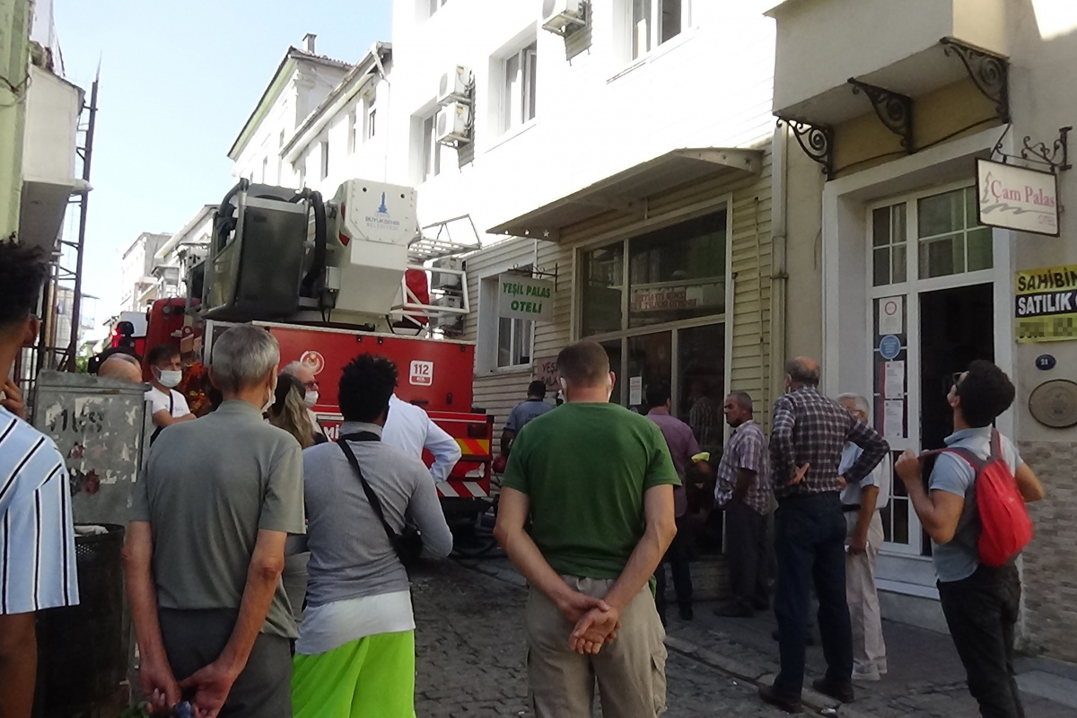 İzmir&#039;de otelde yangın: 3 kişi dumandan etkilendi