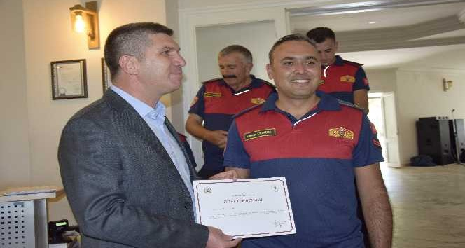 İtfaiyecilere başkandan teşekkür belgesi