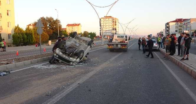 Takla atan otomobildeki 4 kişi yaralandı