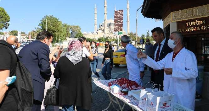 Dünya Turizm Günü’nde vatandaşlara kavala kurabiyesi ve tava ciğer ikram edildi