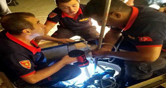 Kuyuya düşen yavru kedi kurtarıldı