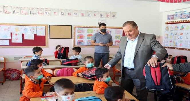 Kırsalda yaşayan öğrencilere çanta desteği