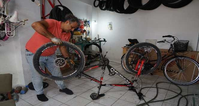 Afetzede bisikletçi, selde zarar gören bisikletleri ücretsiz tamir ediyor