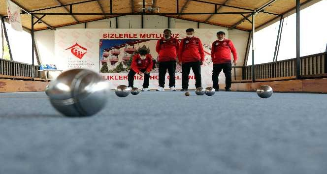 60’ından sonra bocce öğrenen huzurevi sakinleri şampiyonluk hedefliyor