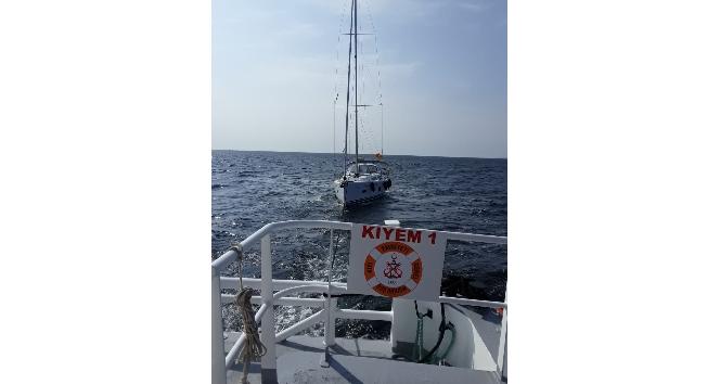 Yardım talebinde bulunan yelkenli tekne marinaya yanaştırıldı